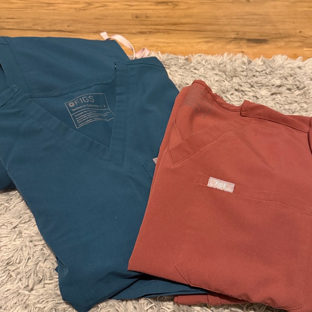 Figs Scrub Set in Blue and Salmon with Pink Accent 2 scrub top w matching pants.